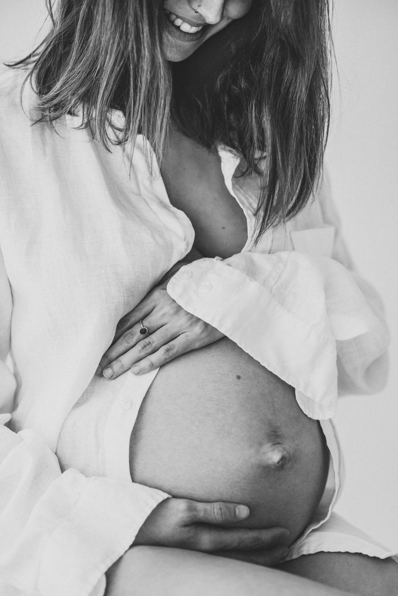 Babybauchshooting in Kiel mit natürlichem Licht